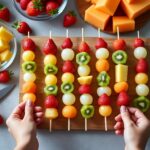 découvrez nos astuces et conseils pour préparer des brochettes de fruits à l'avance, conserver leur fraîcheur et ravir vos invités lors de vos événements.