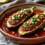 découvrez une recette libanaise simple et savoureuse d’aubergines farcies à la viande hachée, parfumées aux épices et faciles à préparer.